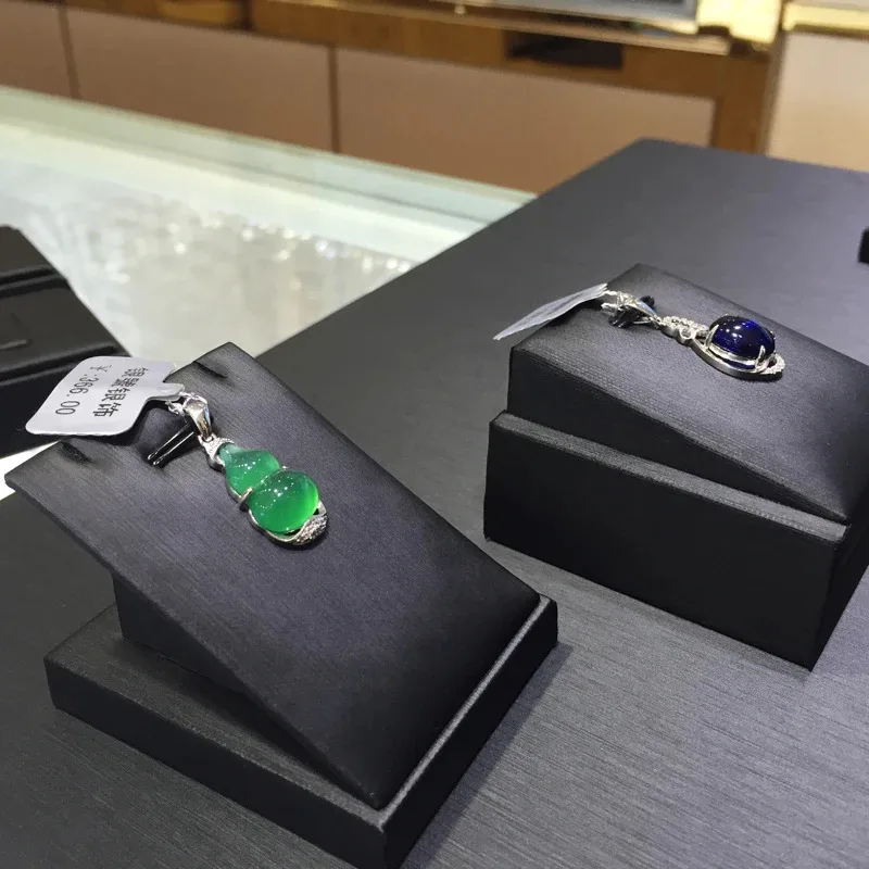 

Small Black Brushed Leather Jewelry Display Stand Pendant Holder for Live Stream And Store Special Jewelry Prop