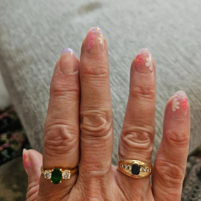 24 piezas de uñas de presión cortas en forma de almendra, punta francesa rosa floral, brillantes y elegantes, uñas postizas de cobertura completa para mujeres y niñas, primavera, uso diario 2