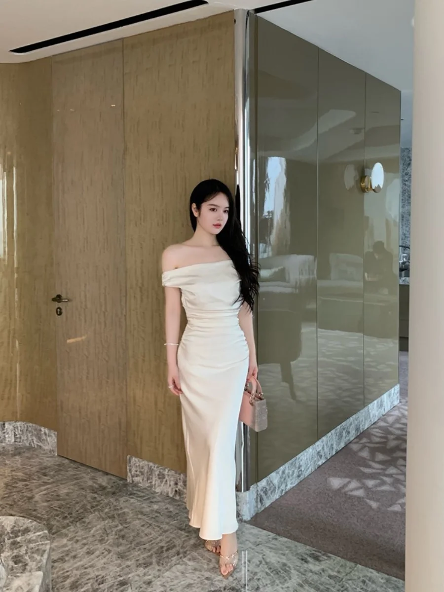 กระโปรงยาวทรงเข้ารูปเอวสูง ผ้าซาตินเนื้อนุ่ม รุ่น Dr One oulder จับจีบ พร้อมซิปด้านหลัง สำหรับผู้หญิง