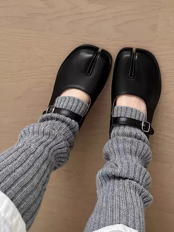Womens Shallow Open Tabi Mary Jane Flat Shoes Patent Leather Split Toe Design Popular Fashion Footwear Suitable for Daily Wear
