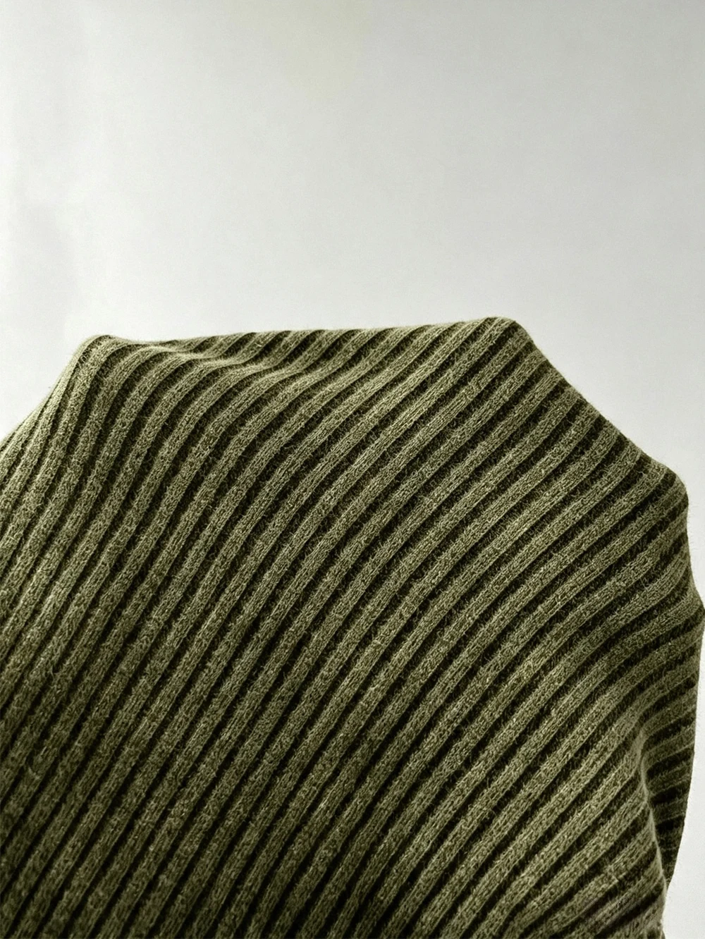 Plus-size Olive Green Half-Zip Long-Sleeve Raglan T-Shirt; a Slim-Fit Style Suitable for Autumn—Perfect for Casual Everyday Wear view 5
