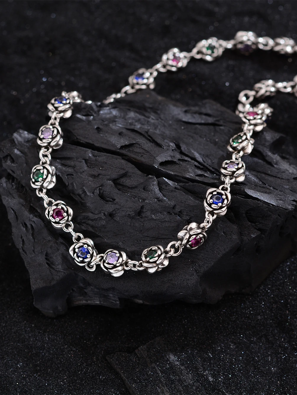 Luxuriöse Regenbogen-Zirkon Rosenblüten-Halskette für Damen, Modisch und Einzigartig, Nischen-High-End-Stil, Minimalistische Schlüsselbeinkette – Detail 2