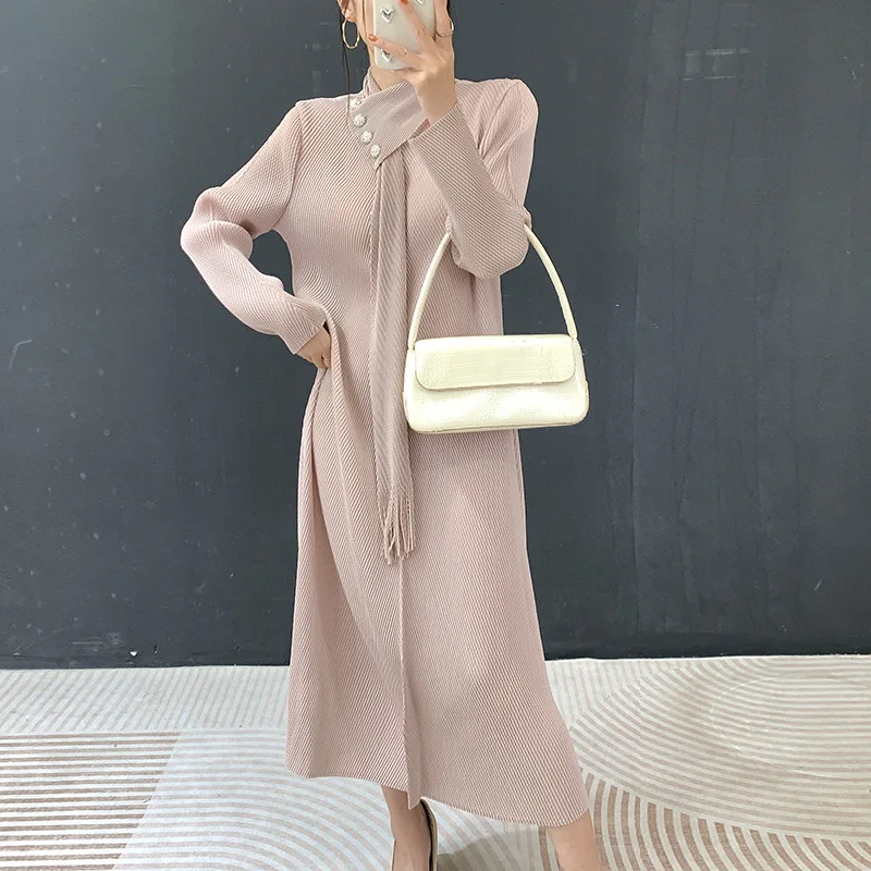 

Плиссированное платье-рубашка макси с воротником-стойкой и длинными рукавами, цвет абрикос, эластичное, минималистичное, шикарное, модное, для офиса на каждый день, 2026