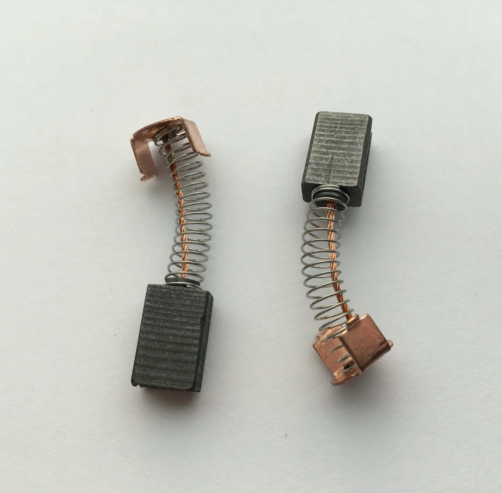 

Угольные щетки 5x8x12 мм для угловой шлифмашины Black & Decker G720 - Запчасти для электроинструментов