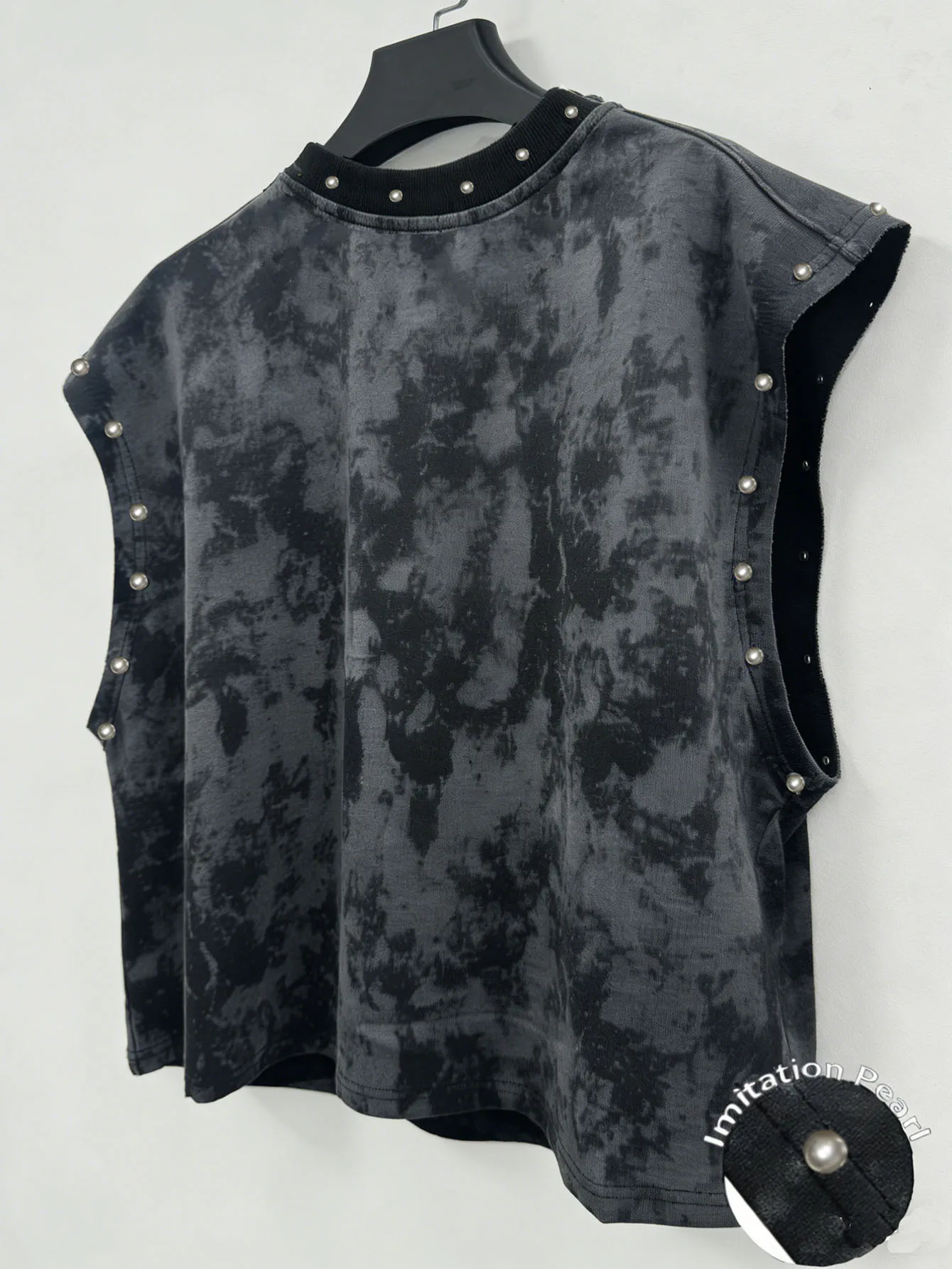 Unisex Retro Street-Style Abstract Portrait Print Cropped Vest with Faux Pearl Detail