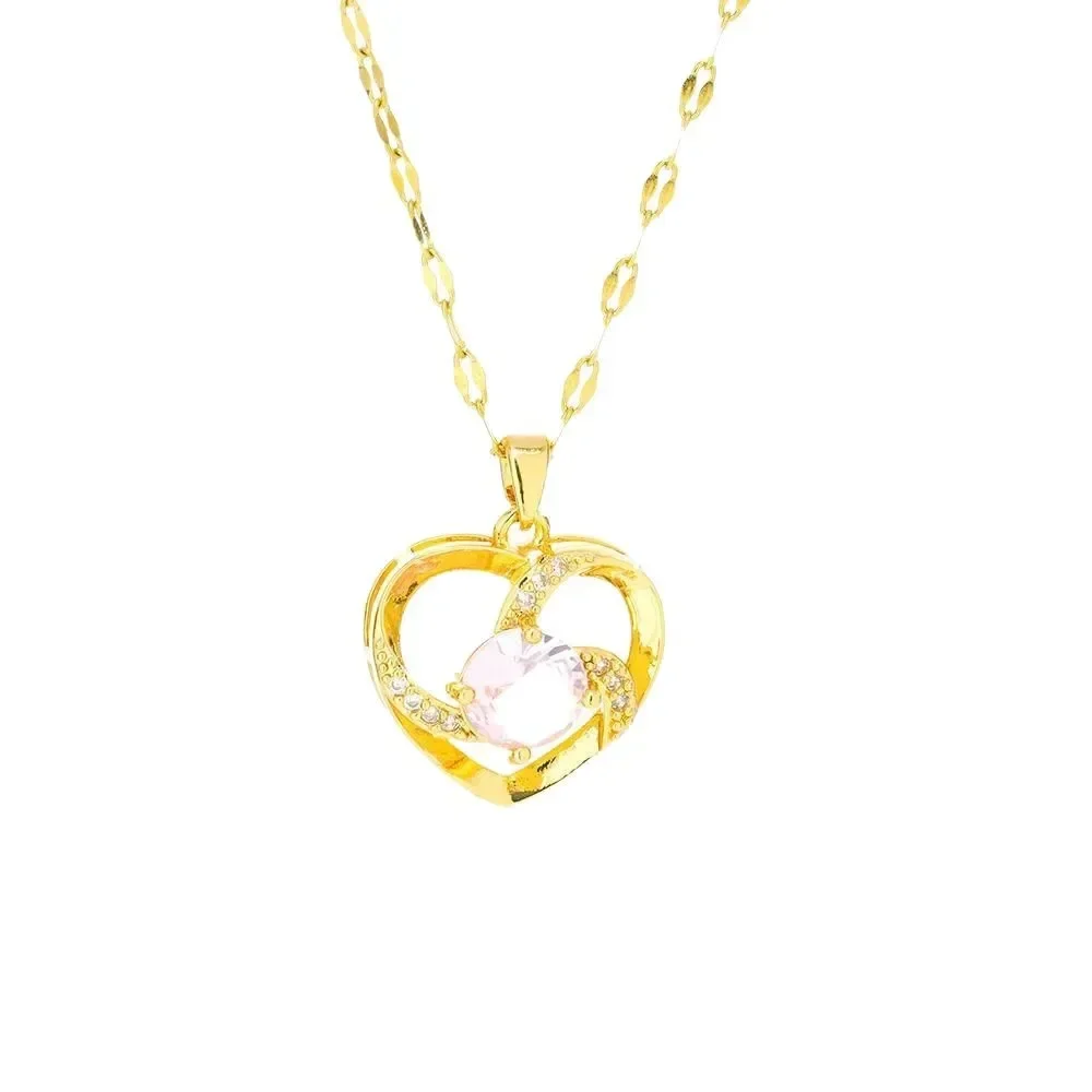The necklace with micro-inlay design exudes the charm of an Internet celebrity