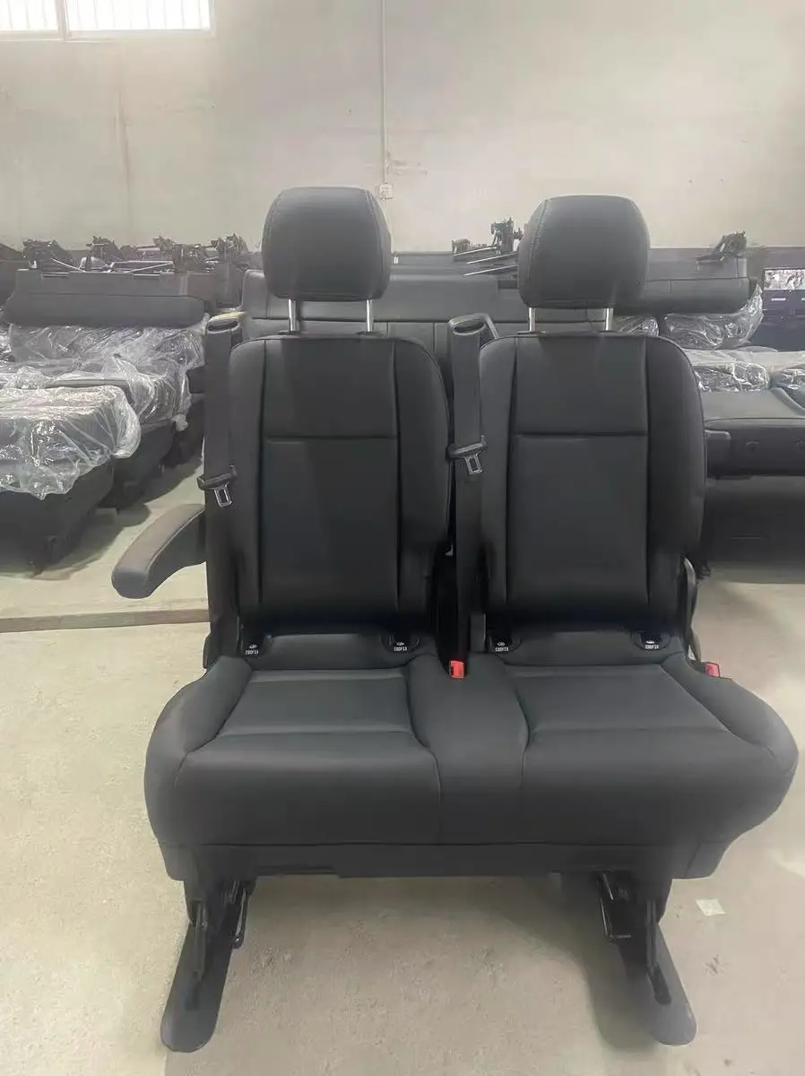 Оригинальные сиденья V-класса белого цвета, подходящие для коротких спортивных автомобилей.