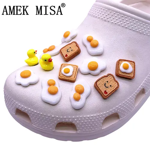1 Uds. De dijes para zapatos de resina con huevos fritos, accesorios para zapatos Kawaii con pequeño pato amarillo, decoraciones en rodajas de pan, zuecos, Pin para regalos para niños