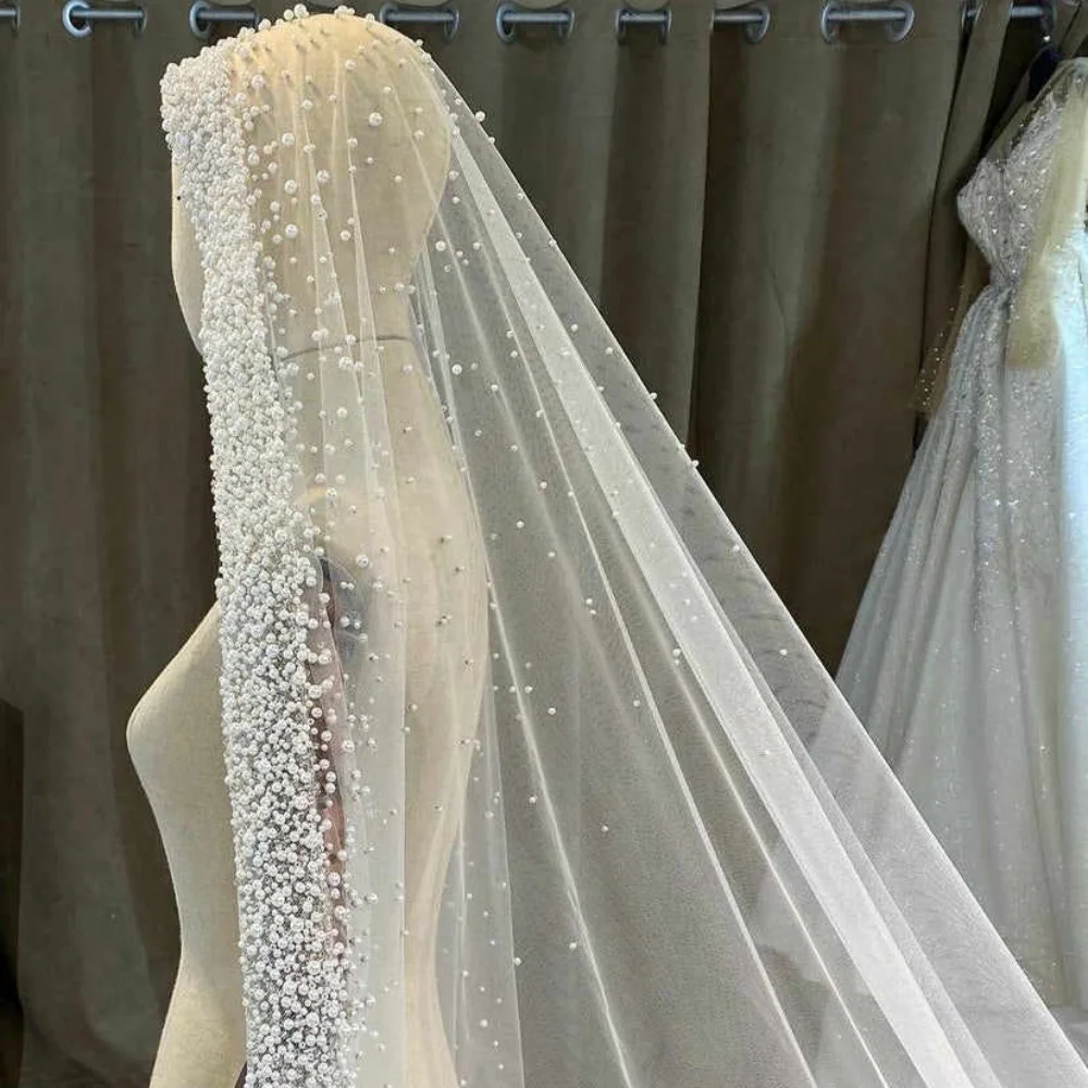 Wunderschöner Hochzeitsschleier mit Perlen, einlagig, lang, Kathedralenlänge, Perlenrand, Velo De Cabeza, maßgeschneidert, hohe Qualität – Detail 3