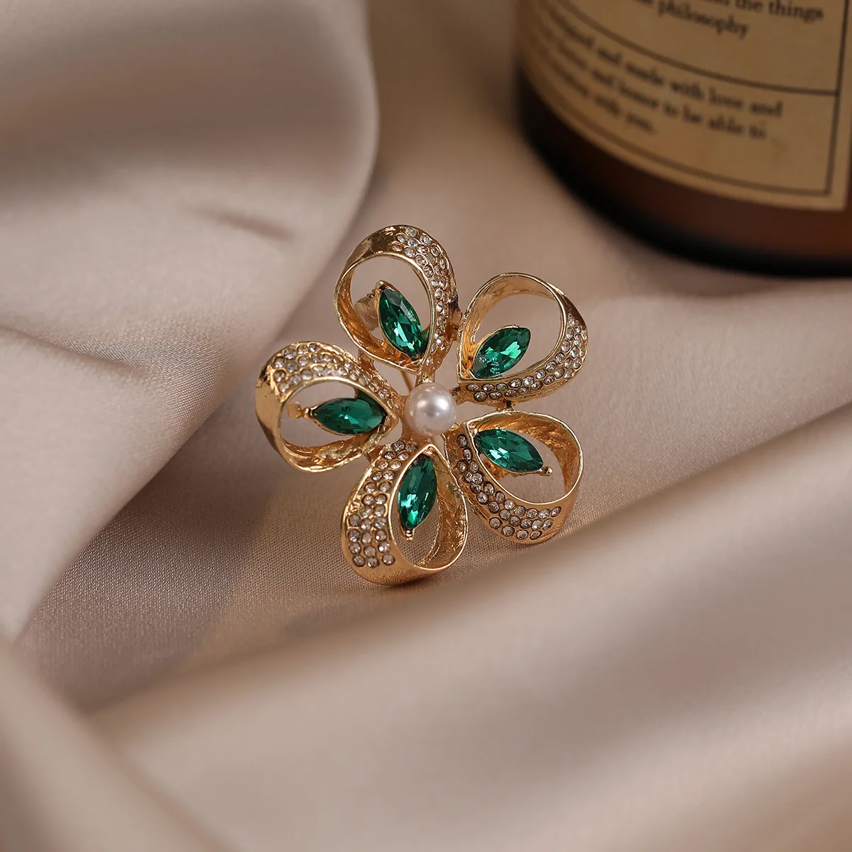 

2PC New Xiaoxiangfeng Five Leaf Flower Brooch High Sense Light Luxury Fashion Pearl Brooch Cardigan Pin Temperament Accessories