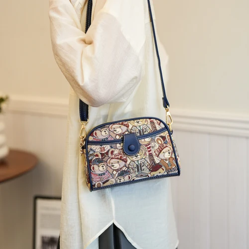 Imagen 2 del producto Bandolera de hombro versátil a la moda para chica, Bolso cruzado de lona con osito para mujer, Bolso pequeño con solapa cuadrada 2025, Bolso de muje