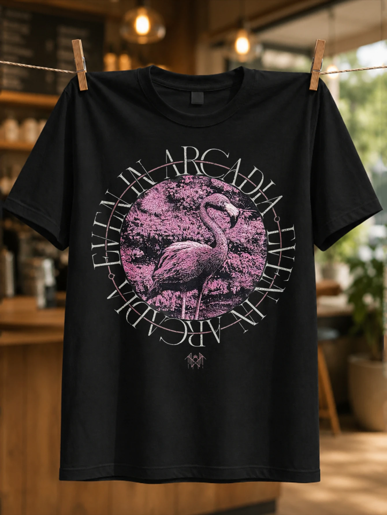 Camiseta unisex con diseño de flamenco rosa en círculo, paisaje botánico desgastado y letras curvas de Ensueño, de Even in Arcadia