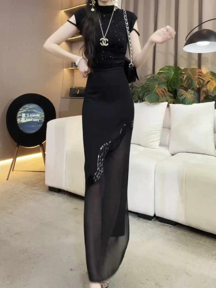 Spódnica z nieregularnymi wstawkami z siateczki, inspirowana stylem heavy industry, z gorącymi zdobieniami, nowa kolekcja lato 2025, wysoki stan, wyszczuplająca i podkreślająca biodra.