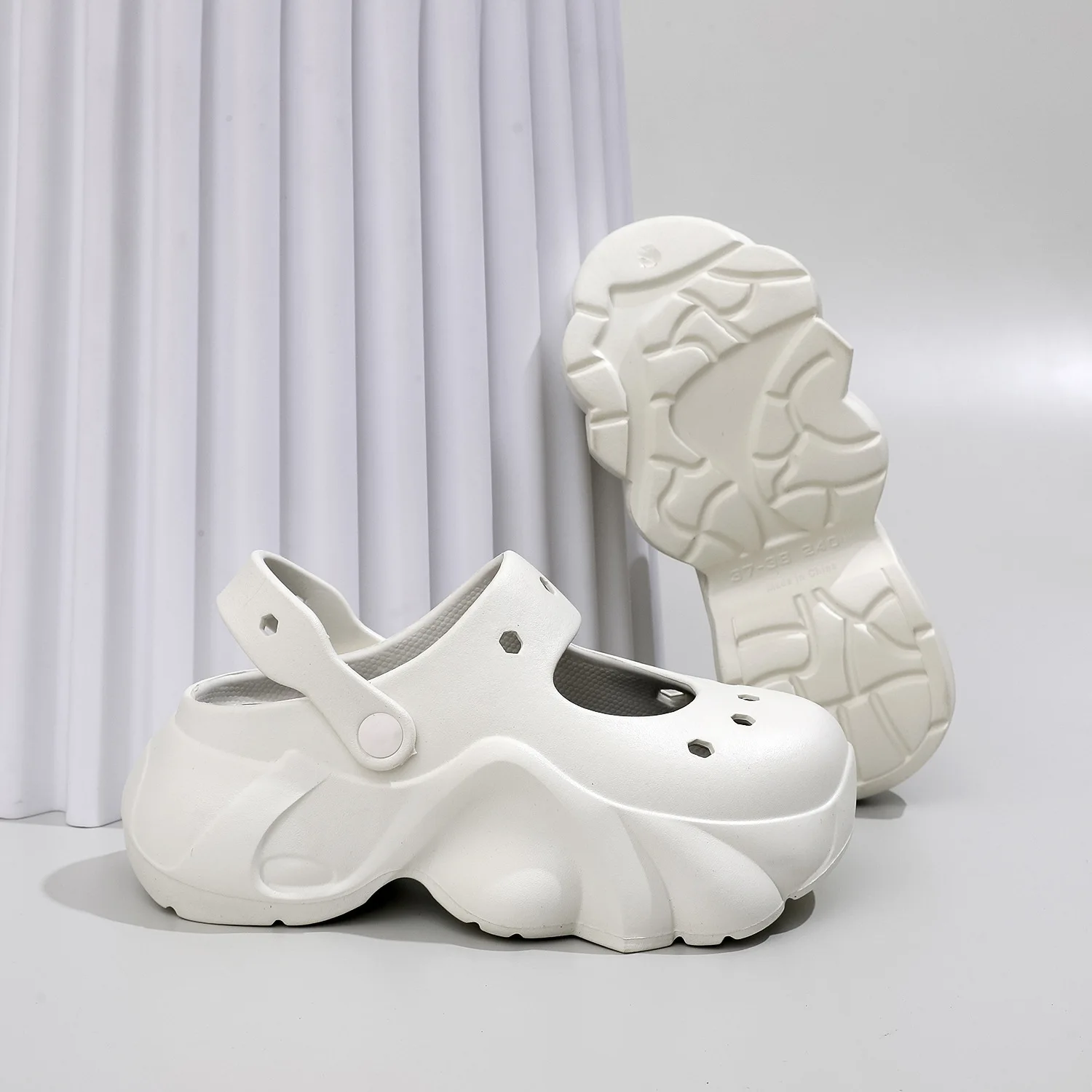 Girls Platform Shoes Non-slip Outdoor Female Beach Sandals Light EVA Women Hole Shoes Soft Sole Comfort Ladies Summer Slides