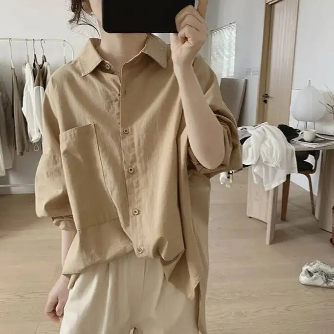 

Рубашка в японском и корейском стиле с большими карманами для женщин, свободного кроя, стройнящая, модная, классическая, простая, однотонная, с разрезами.