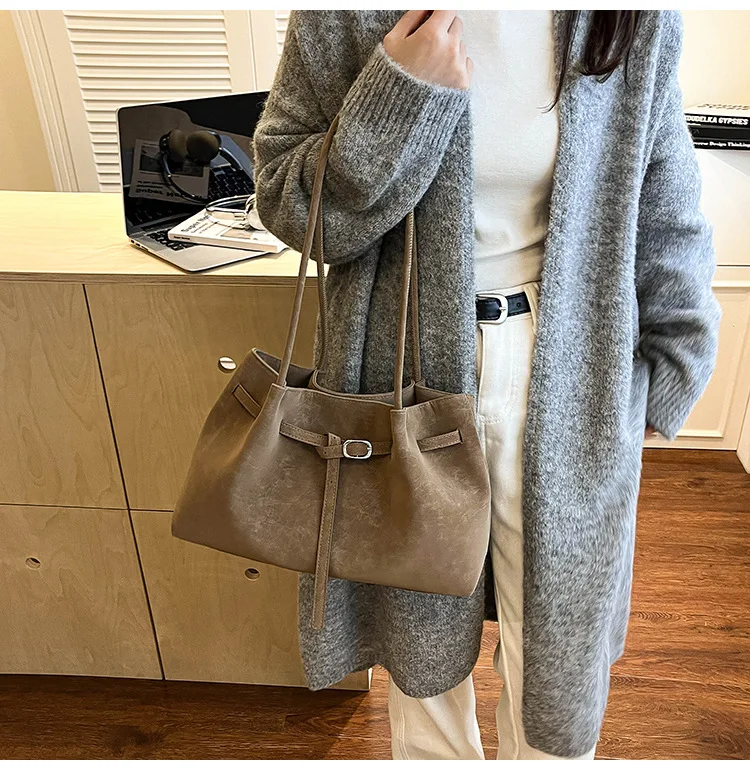 Vintage Brown Leather Tote Bag with Beaded Bag Charm Buckle Detail Large Capacity Shoulder Purse for Work Commuter Daily Use