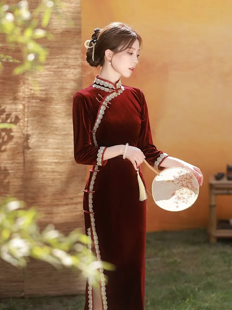 

A new Chinese-style velvet light daily modified dress in red cheongsam