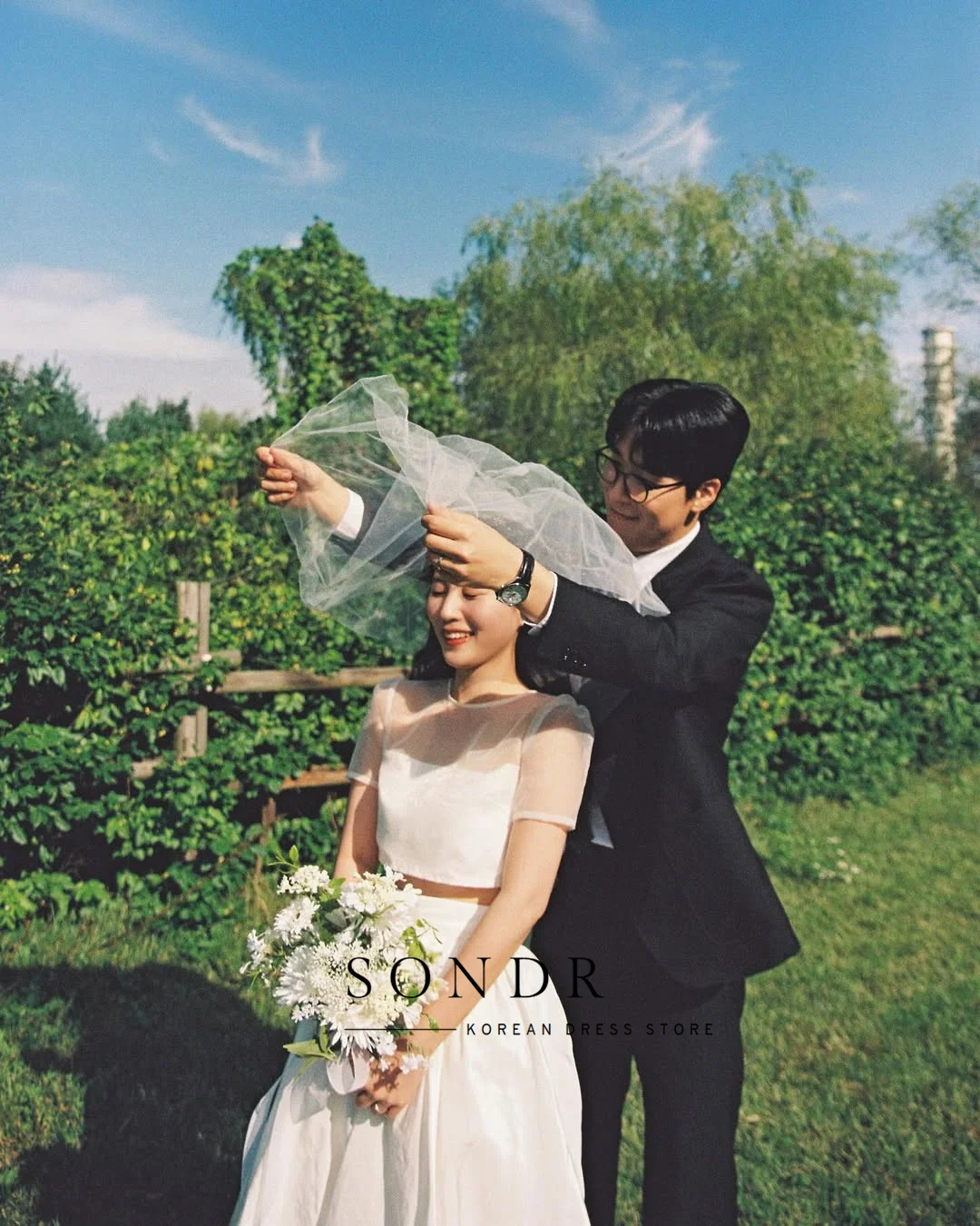 Sondr O-hals Korte Mouwen Illusie Koreaanse Trouwjurken 2-delige Set Outdoor Fotoshoot Bruidsjurk Aangepaste Drukknopen