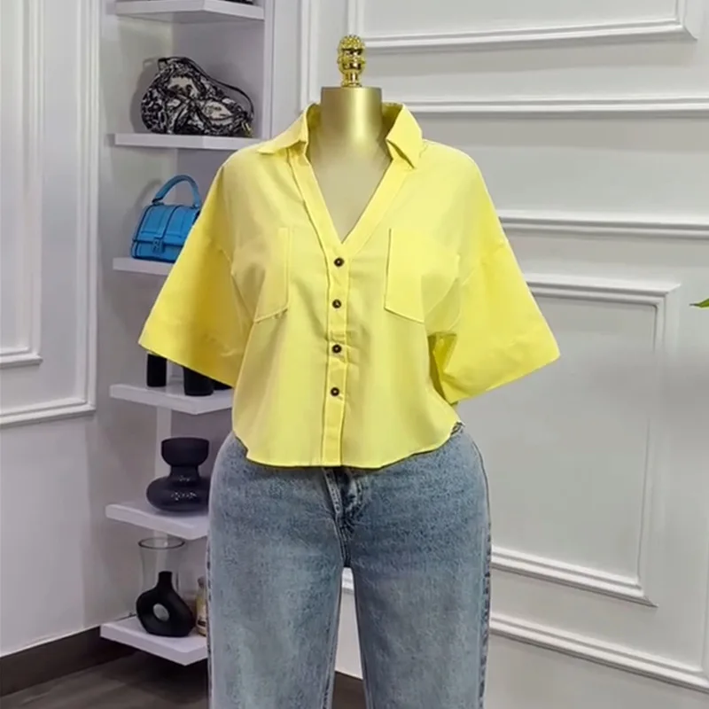 Chemise à manches courtes pour femmes, couleur unie, col en V, boutonnée, chemisier court, poches, haut ample décontracté pour un usage quotidien et un Streetwear