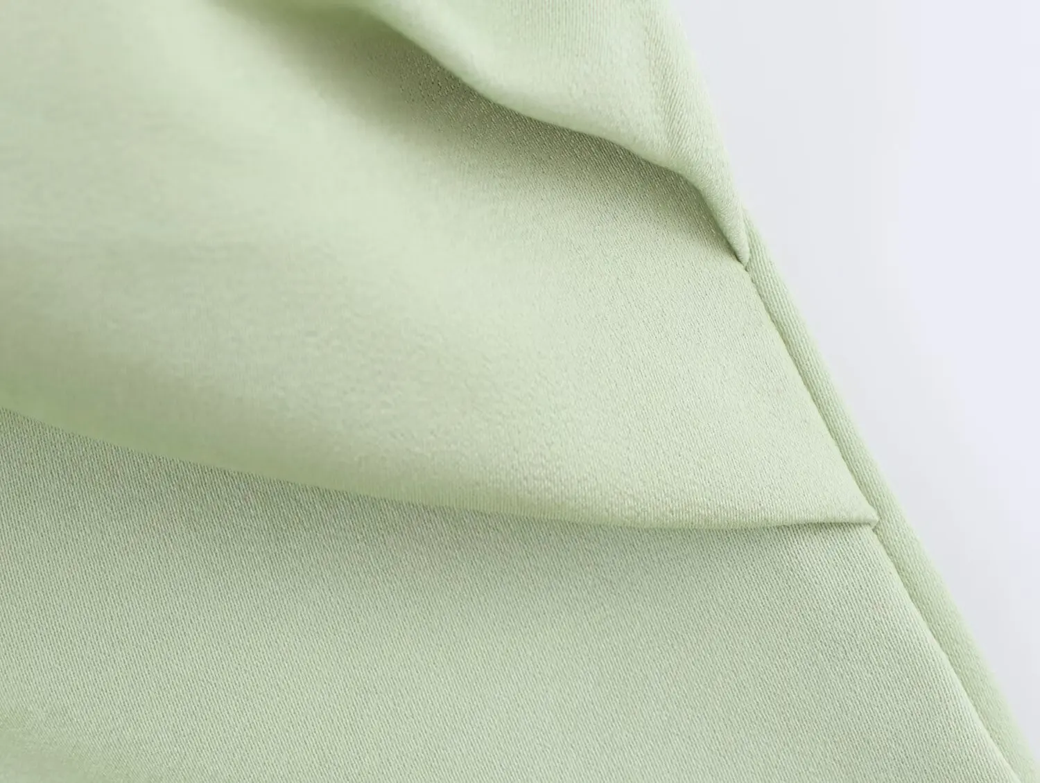 2025 신상 여성 의류 유럽 및 미국 스타일 분위기 있는 멜빵 하트넥 새틴 미디 드레스