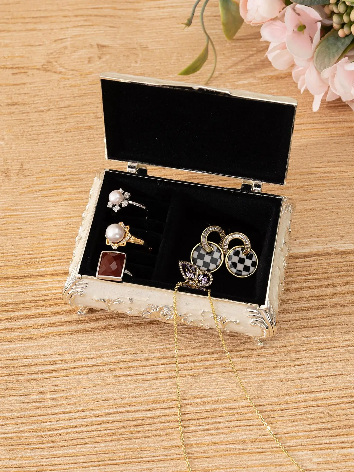 Romantic and luxurious European style roses, creative zinc alloy jewelry box, necklace box, high-end metal storage box, Valentin