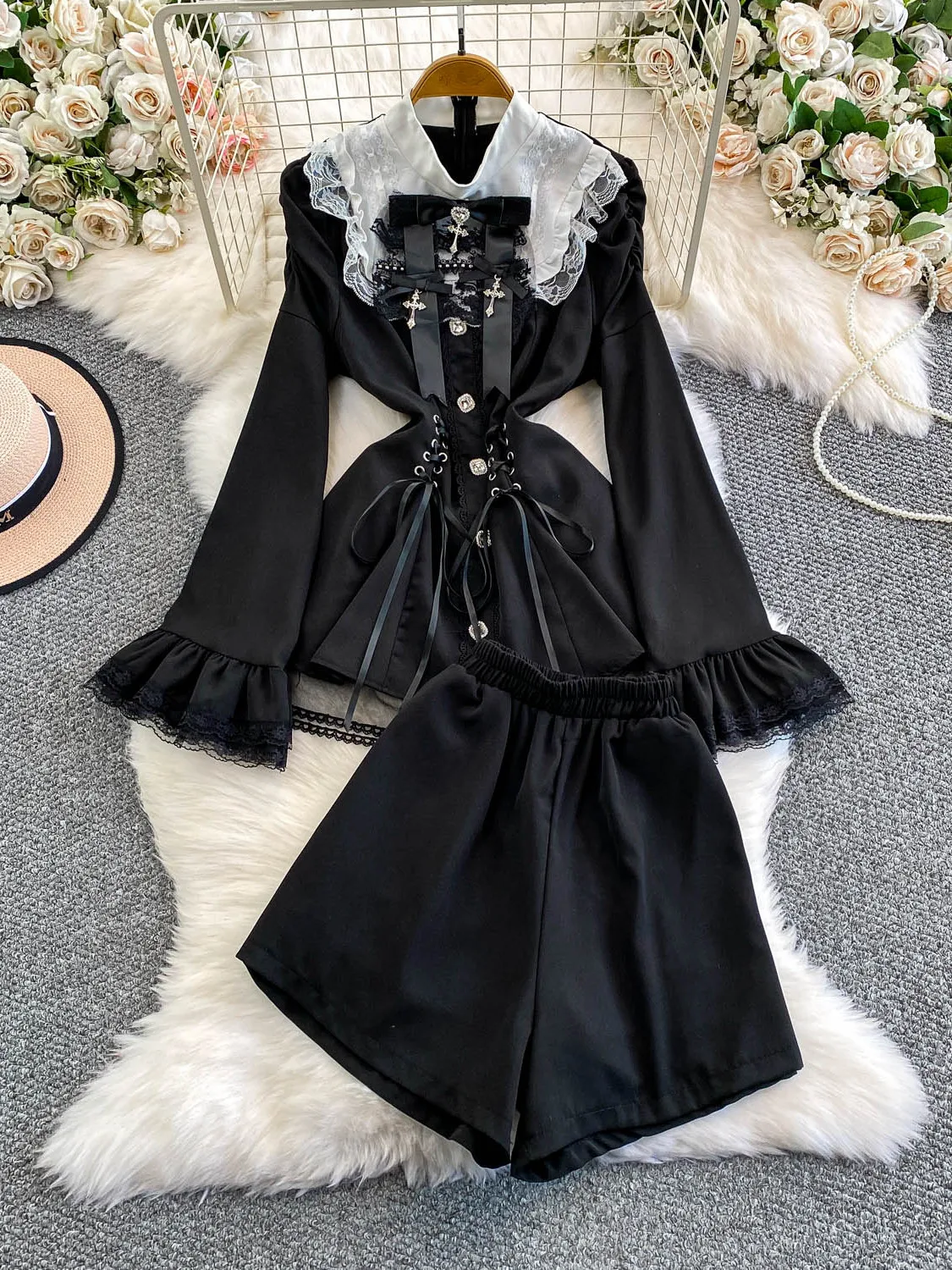 

Рубашка в готическом стиле с кружевными вставками, воротником-стойкой, рукавами-колокол и завязками, укороченная, с эффектом утяжки на талии, средней длины