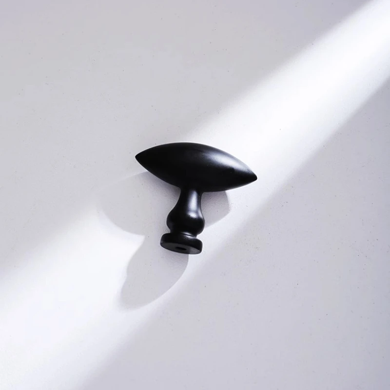 خزانة بمقبض باب خزانة الملابس على شكل زيتوني بسيط من النحاس مع خزانة أحذية سوداء غير لامعة ذات طابع شخصي بسيط ومقبض صغير