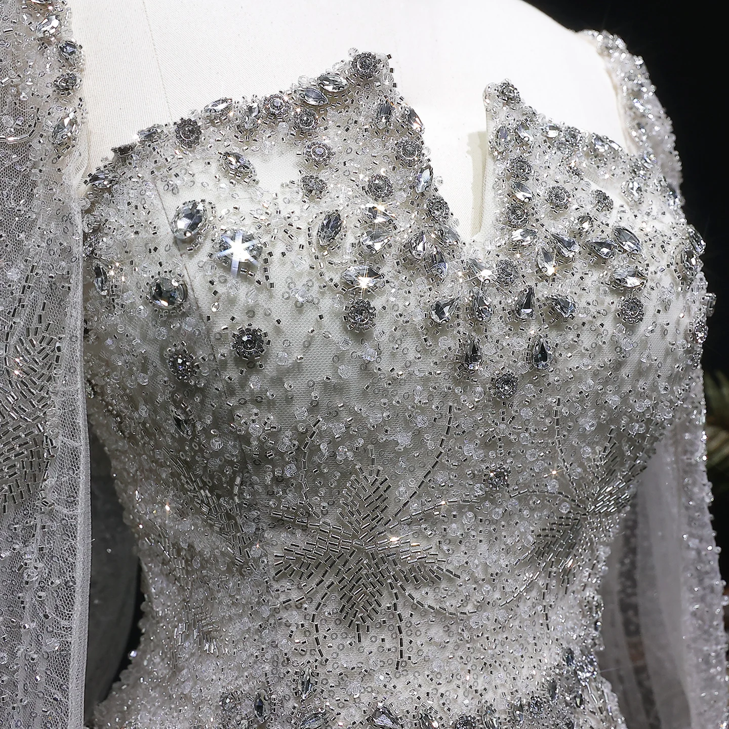 Sharon Said Dubai Luxuriöses Silbernes, Stark Perlenbesticktes Meerjungfrauen-Abendkleid mit Cape-Ärmeln, Arabisches Damen-Formelles Partykleid SS531 Maßanfertigung – Detail 7