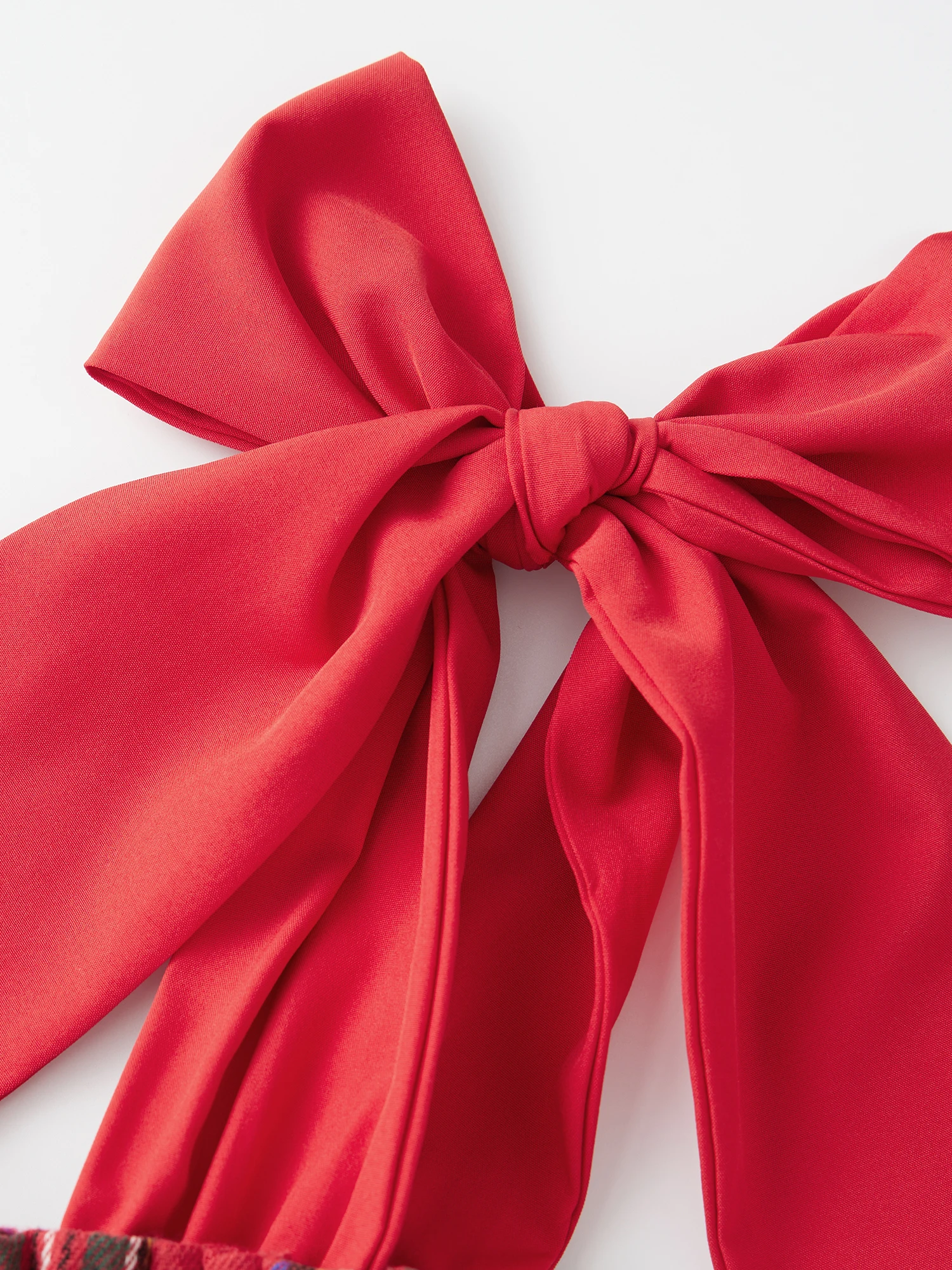 Vestido maxi elegante com estampa floral fora do ombro com acabamento com babados e cintura smockada para moda feminina de verão