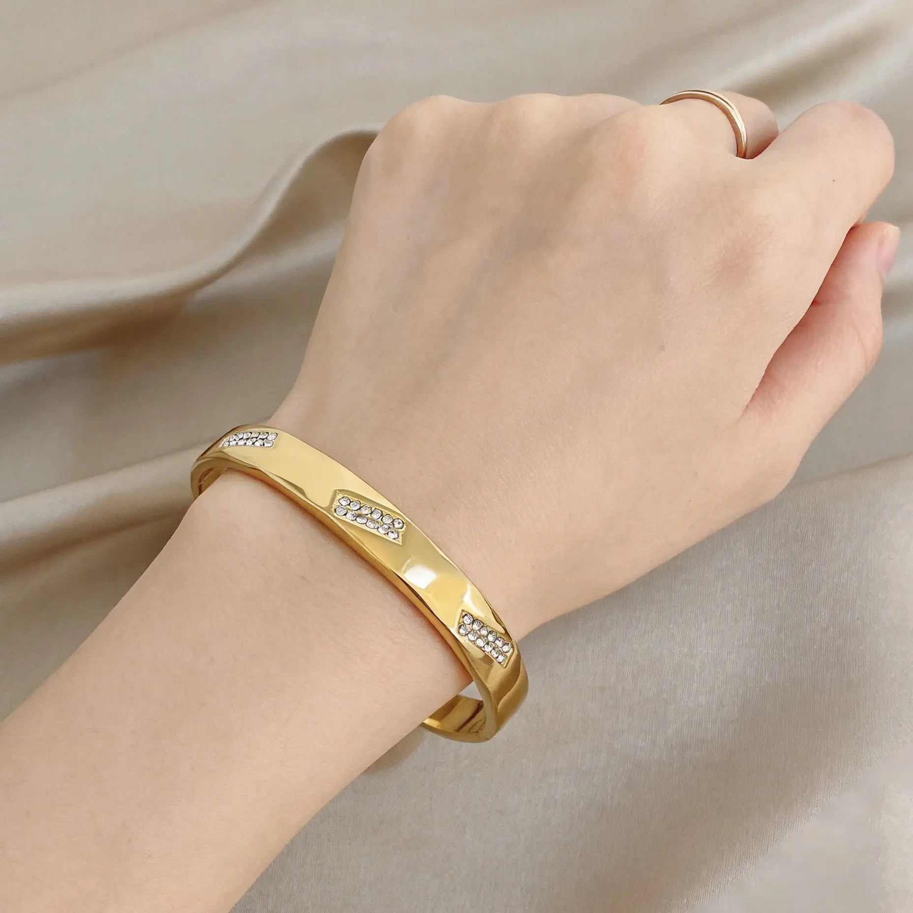 

Freetry Minimalist Geometry Rhinestone Stainless Steel Bangle for Women Golden Waterproof Spring Bracelet Holiday Jewelry Gift