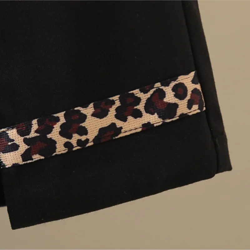 2025 حجم كبير سراويل نسائية سوداء صيفية نمط جديد 100 كجم عصرية رقيقة من الحرير الجليدي سبليت ليوبارد طباعة قيعان 353