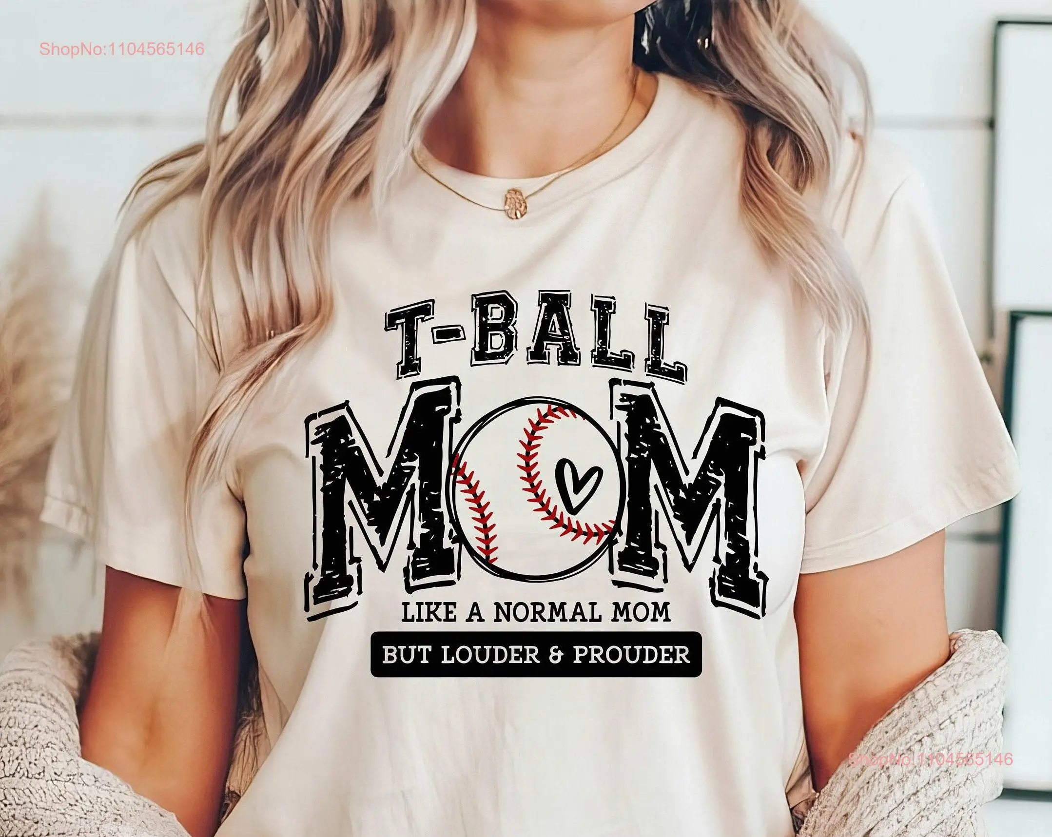 

Бейсбольная футболка Mom Like A Normal Sports Mama Loud Proud Game Day SweaT с длинными или короткими рукавами