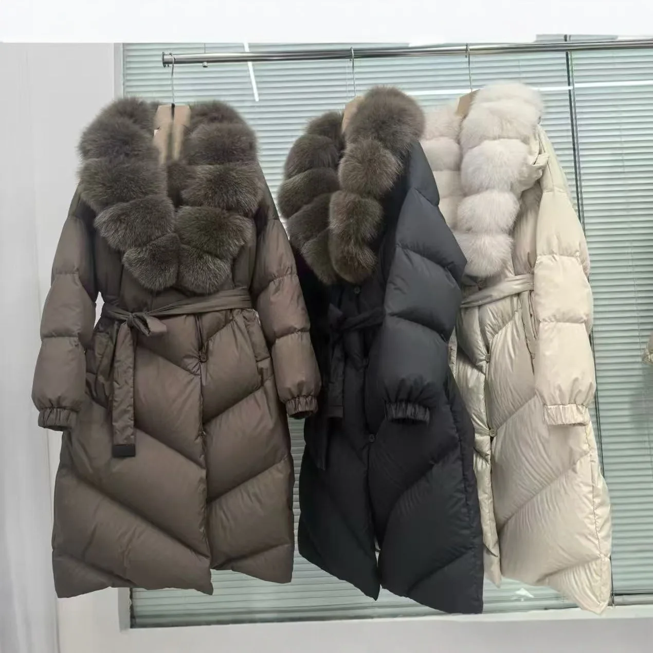 

Утолщенный длинный пуховик с лисьим меховым воротником, новинка зимы, белое пальто на утином пуху, женская верхняя одежда, утягивающий жилет, пальто длиной до колена