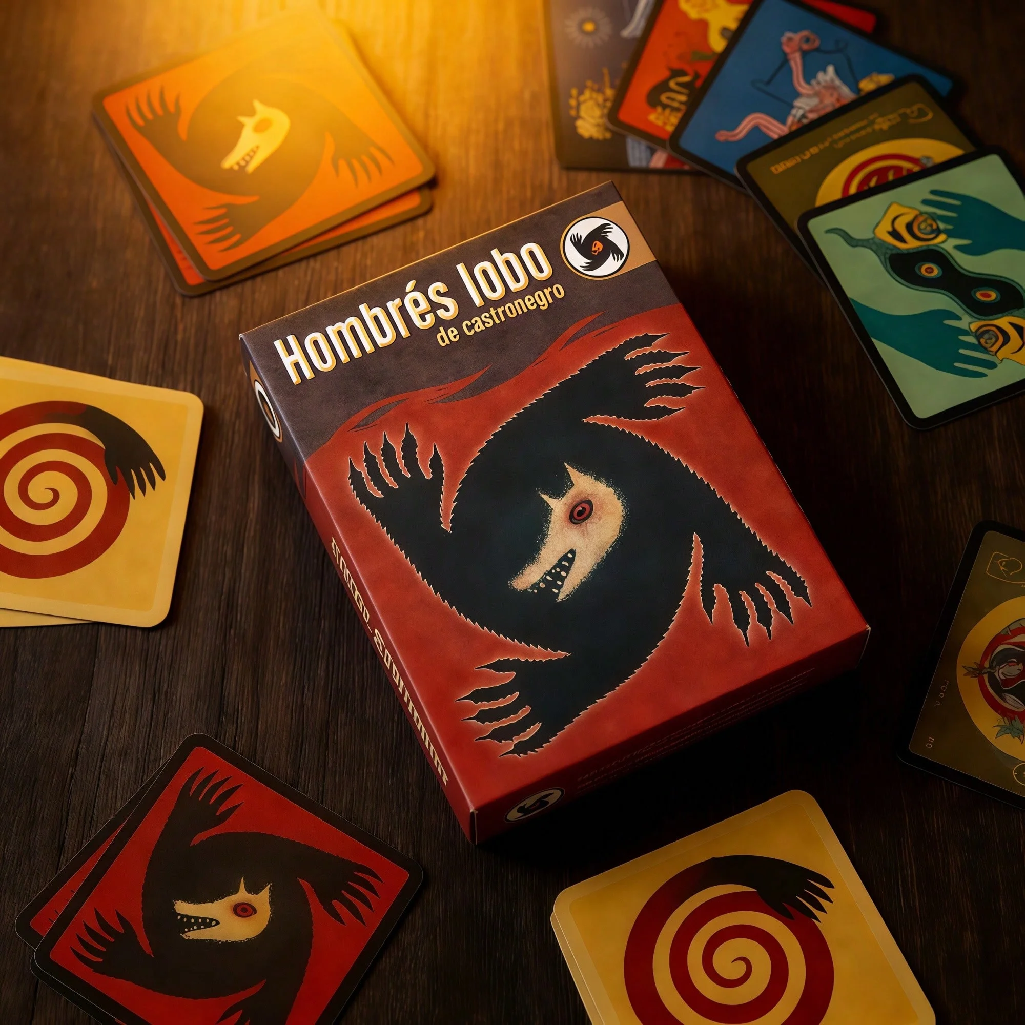 このスペイン語の狼男カードゲームは、欺瞞と推理の要素を組み合わせた、隠された身分のゲームです。