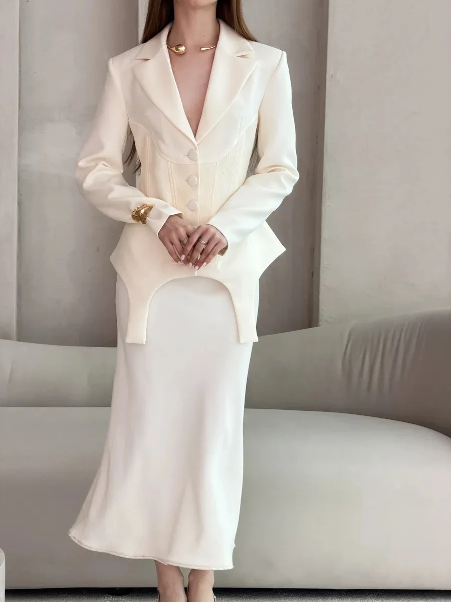 

Роскошь LIMO сочетается с изысканным дизайном: изысканное кружево, корсетный крой с застежкой на пуговицах и эффектный изогнутый подол.