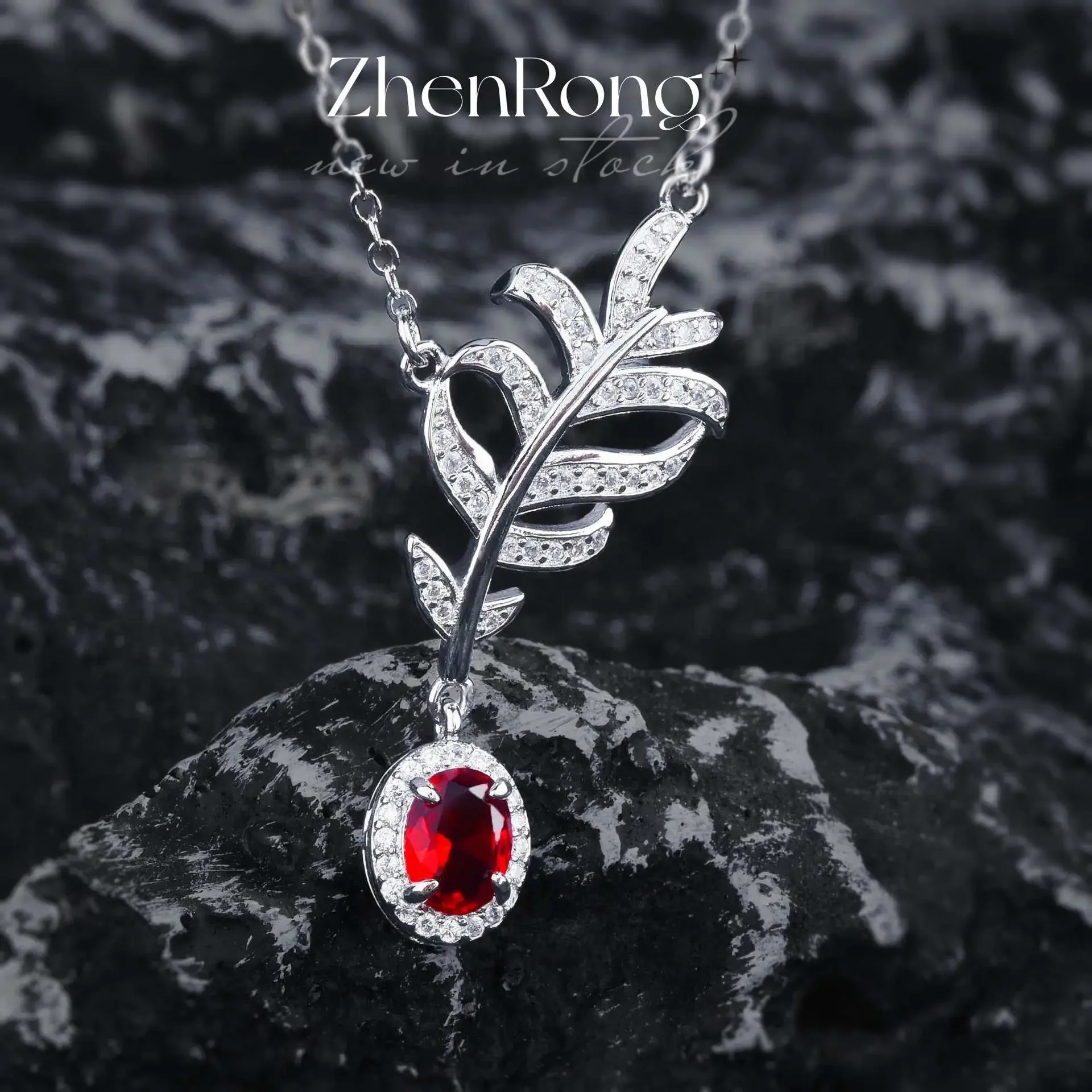 Neue Halskette aus S925 Sterlingsilber mit Taubenblut-Rubin und Blattmotiven, schicker, zierlicher Schmuck für den Alltag und besondere Anlässe. – Detail 4