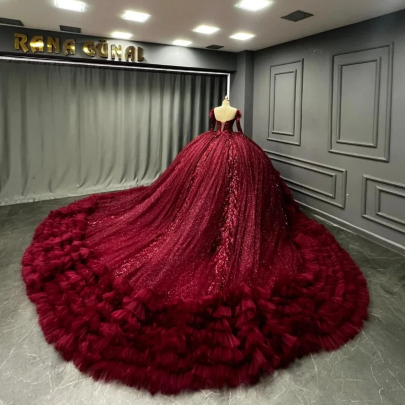カスタマイズされた光沢のある赤いキンセアニェーラドレスオフショルダースパンコールアップリケロングテールレースレイヤリング Vestido 15 Quinceanera