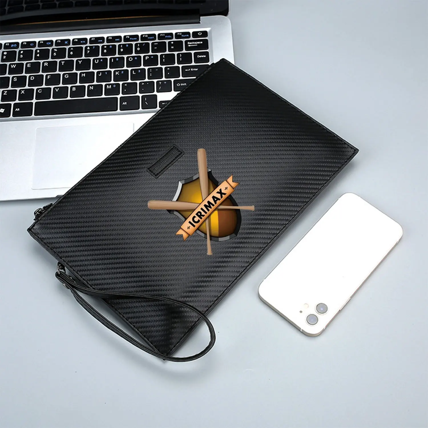 حقيبة يد رجالية من شيلد باتس بشعار حروف شريطية أنيقة مطبوعة من البولي يوريثان، عصرية وعملية للحمل اليومي