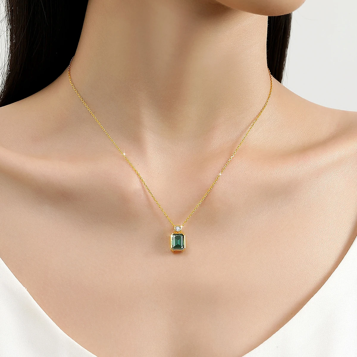 4CT 에메랄드 컷 14K 골드 목걸이 펜던트 Moissanite 8*10mm 여성을위한 짙은 녹색 높은 보석 기념일 크리스마스 선물
