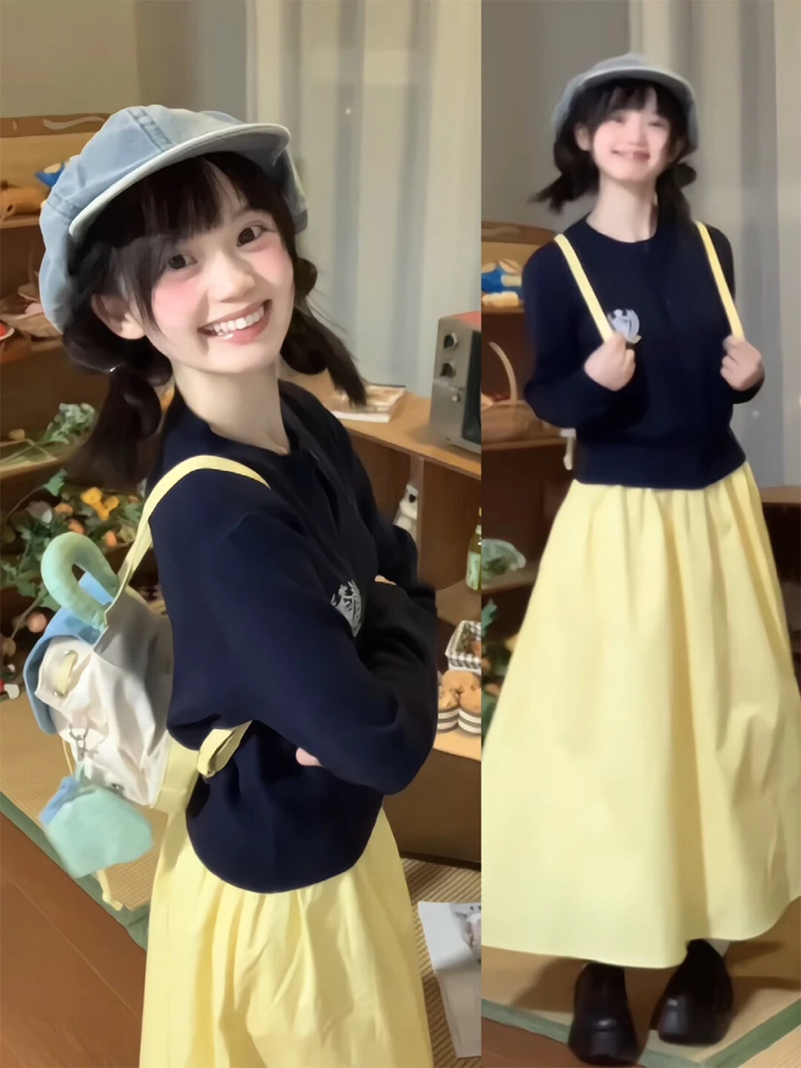 

Элегантный женский костюм-двойка в университетском стиле: желтая юбка и топ с длинным рукавом и вышивкой, новинка весенней коллекции