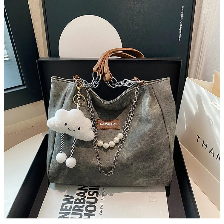 Damen Tie-Dye Denim Schultertasche mit Wolkenanhänger und Perlenkette – Lässige Alltags- und Schultasche für Damen – Detail 26