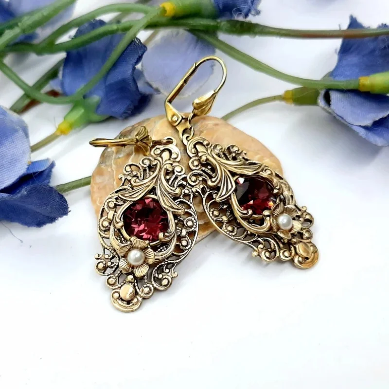 Speziell entworfene geometrische, hohle Ohrringe mit eingelegtem Zirkonia und Rubinimitat für Damen-Bankette, hochwertige Schmuckaccessoires.
