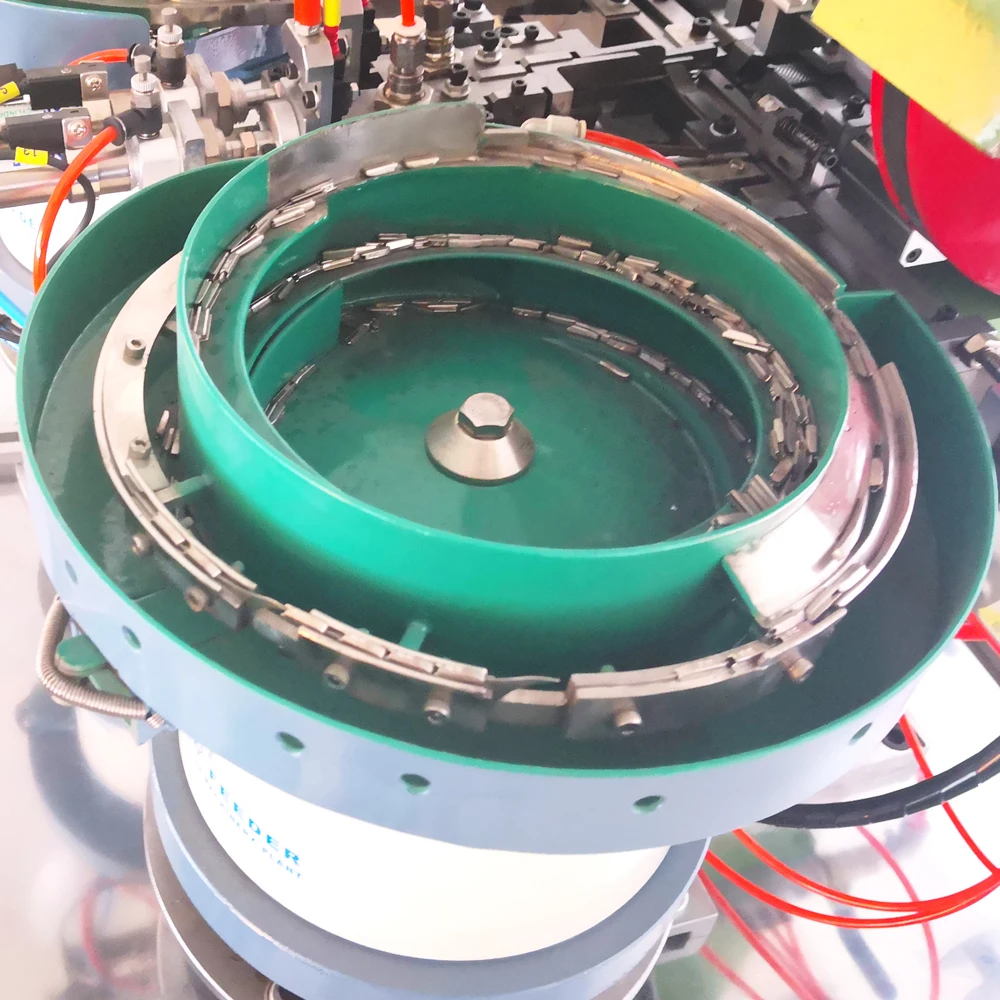 Macchina per la produzione di cerniere MACCHINA per la produzione di cerniere Macchina automatica per la fissaggio di pin e scatole Garanzia di 1 anno per un fissaggio efficiente