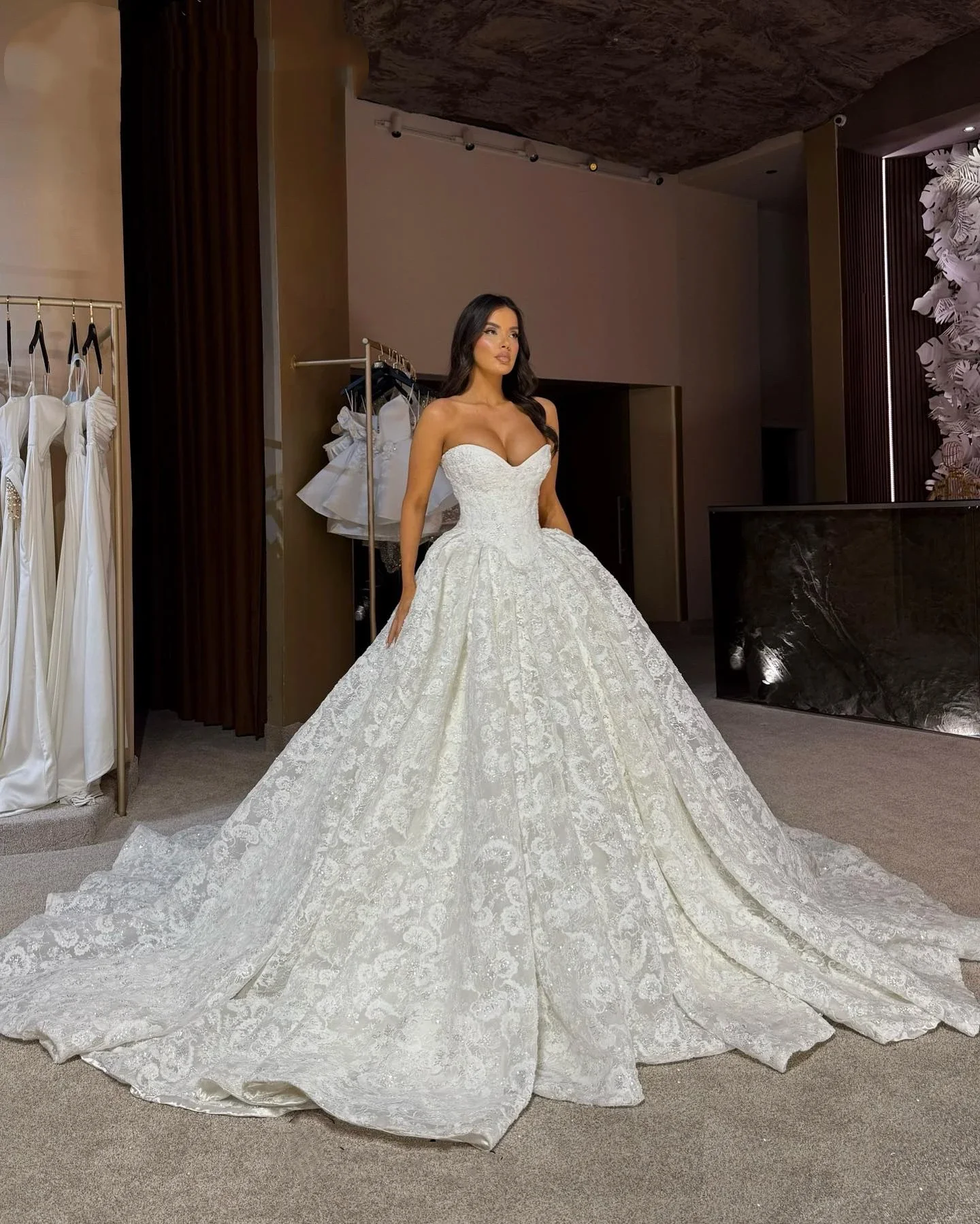 Maßgeschneiderte neue elegante Blumenhochzeitskleider Garten ärmellose Brautkleider mit Hofzug Brautkleider Vestido Blanco