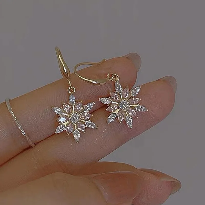 Pendientes de Metal con forma de copo de nieve para mujer, aretes de circonita brillante, moda coreana, regalo de Año Nuevo, 2024