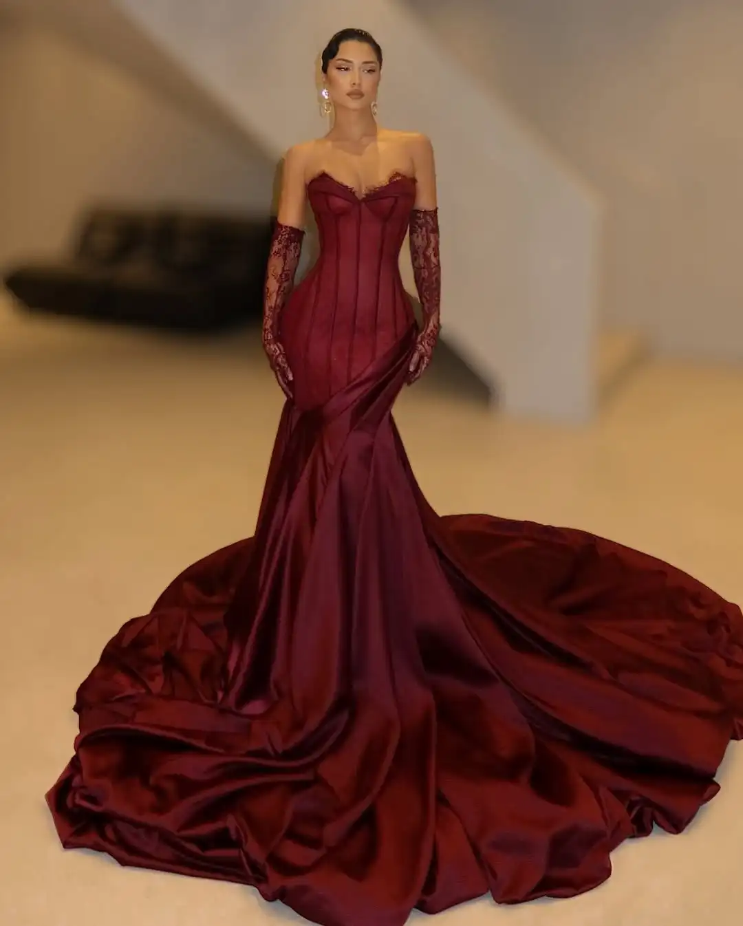 Nieuw ontwerp sexy lieverd strepen slanke zeemeermin avondjurk met illusie handschoenen geplooide rode prom celebrity formele feestjurk