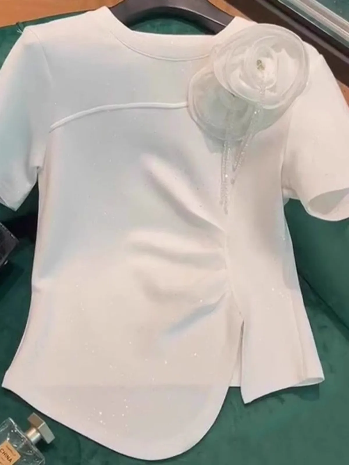 เสื้อกระชับสัดส่วนจีบดอกกุหลาบสามมิติขนาดใหญ่ เสื้อยืดแขนสั้นผู้หญิงคอกลม