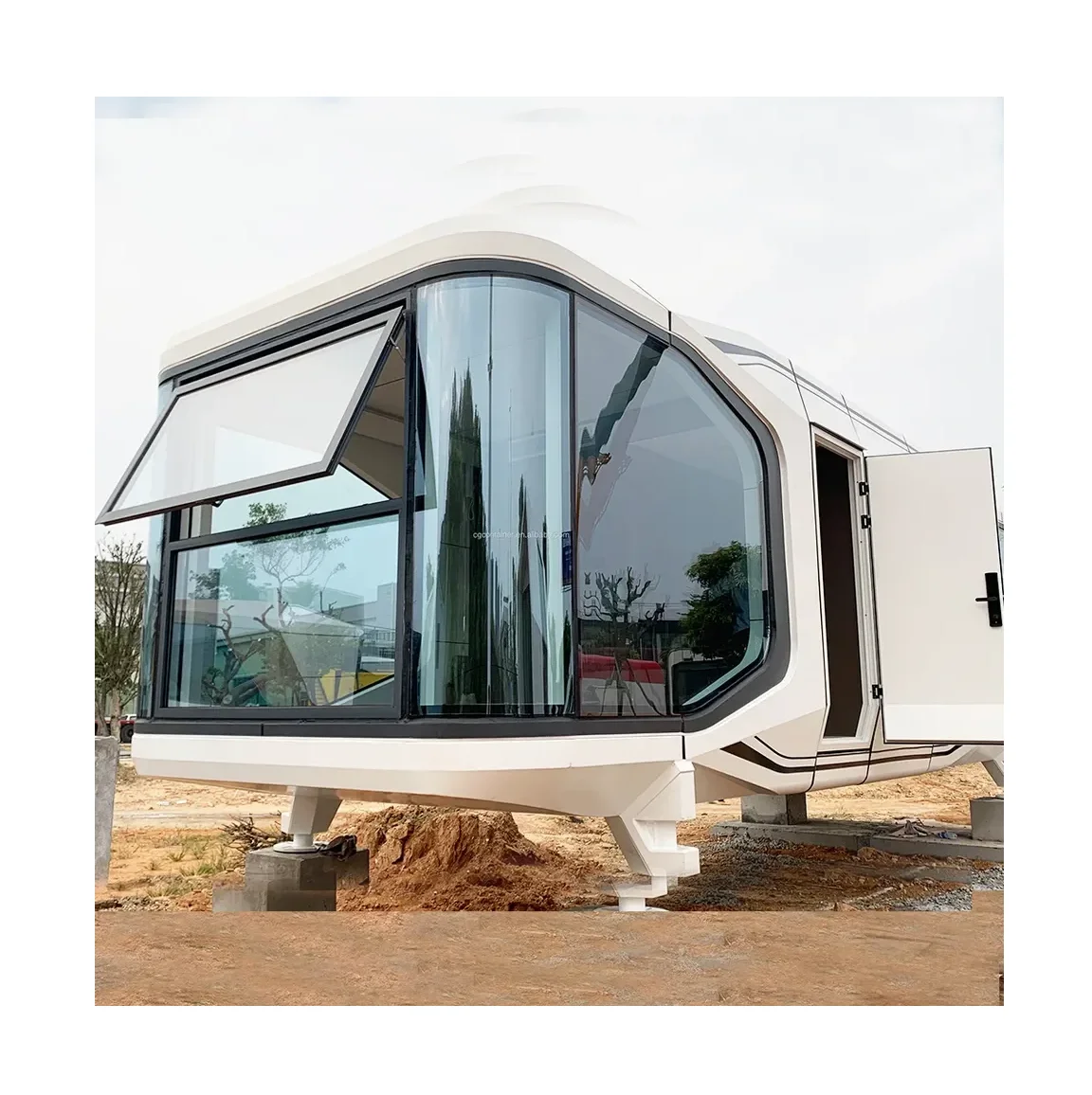 Prefabricated Luxury Hotel Modern Space Capsule Style Camping House Tiny House Outdoor Mobile Capsule House