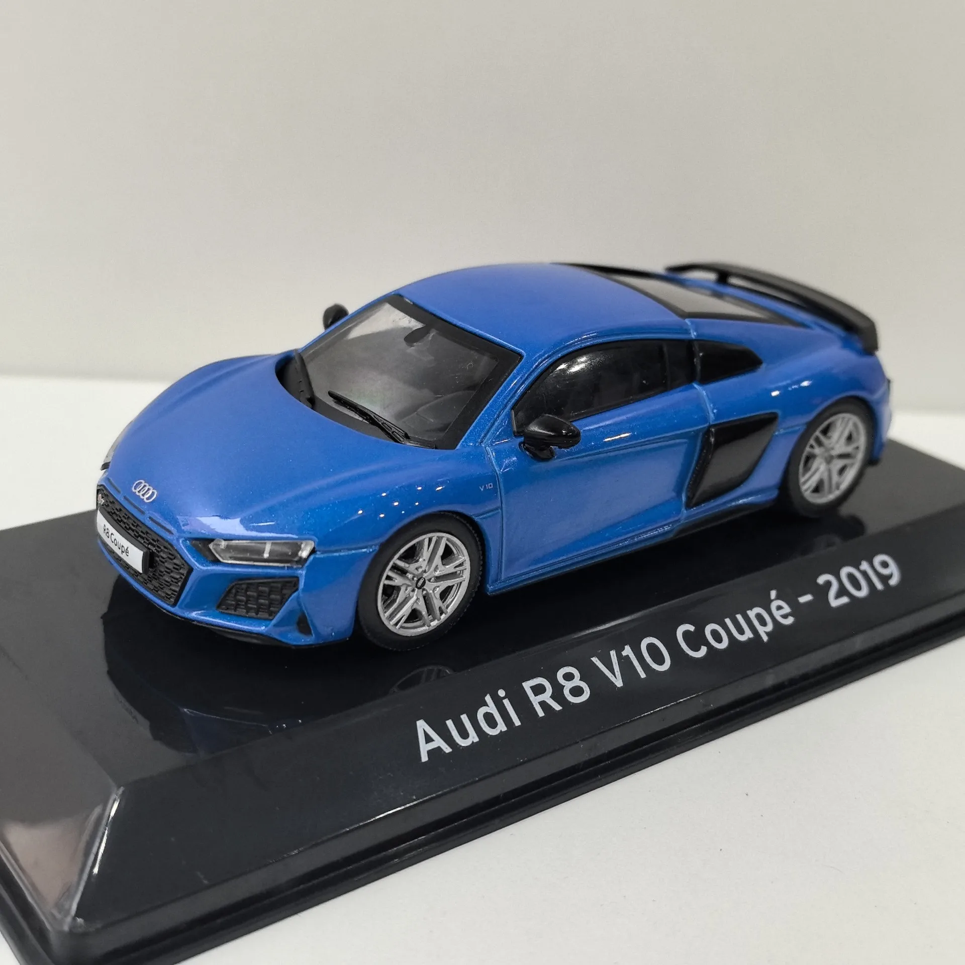 

Diecast IXO 1:43 Scale Audi R8 V10 Coupe 2019 Audi Car Model Collectible Toy Gift Souvenir Display Ornament