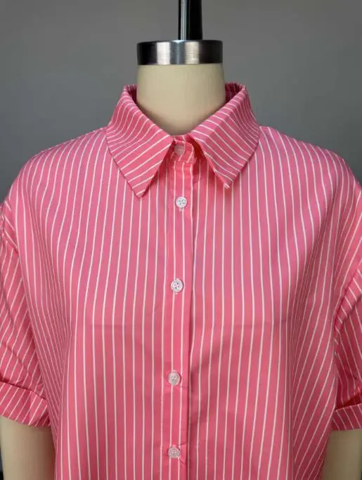 بلوزة حريمي 2025 لربيع وصيف موضة جديدة مخططة مطبوعة بياقة مقلوبة واحدة الصدر وأكمام قصيرة قميص متوسط الطول #6